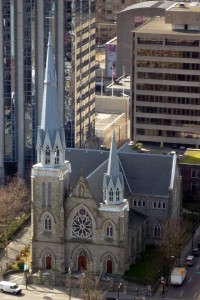 Une bonne vieille église au milieu des buldings